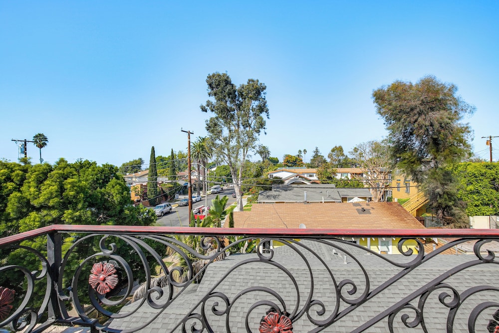 1 Mi to Ocean! Home w/ Rooftop Deck in Long Beach