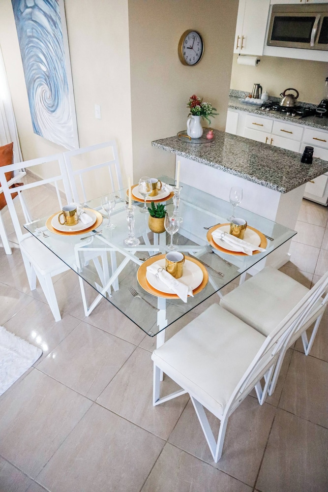 Family apt Centric Near Historic Center Boardwalk