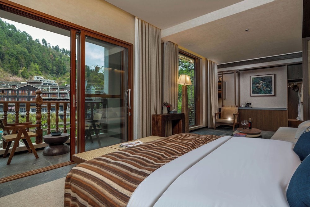 Fenghuang Yiquan River View B&B