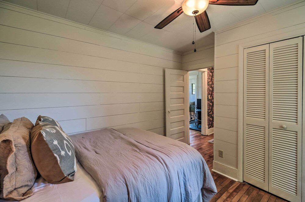 Cozy Damascus Cottage w/ Porch & Trail Access! view 4