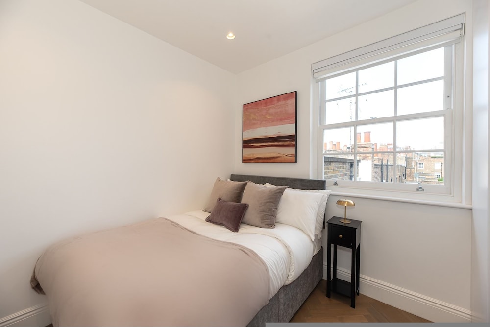 Elegant and Bright 3-bed Flat Near Sloane Square