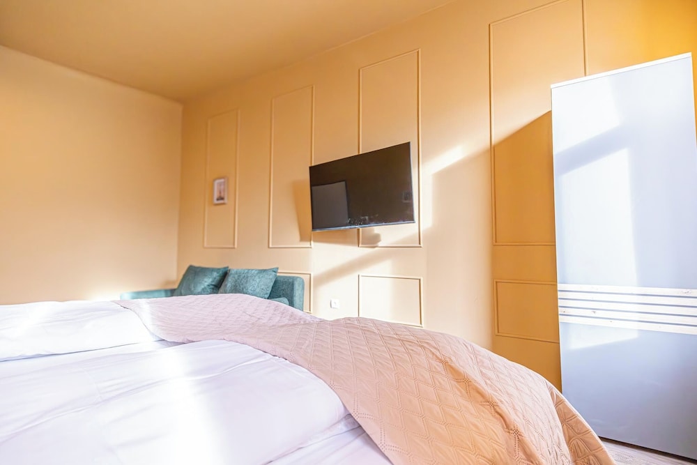 4BR Apt for 10P Walk to Westbahnhof