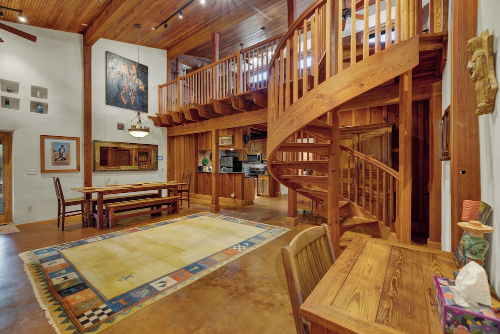 The Willows Retreat - Sleeps 17, Hot-tubs, Close to Main Street!