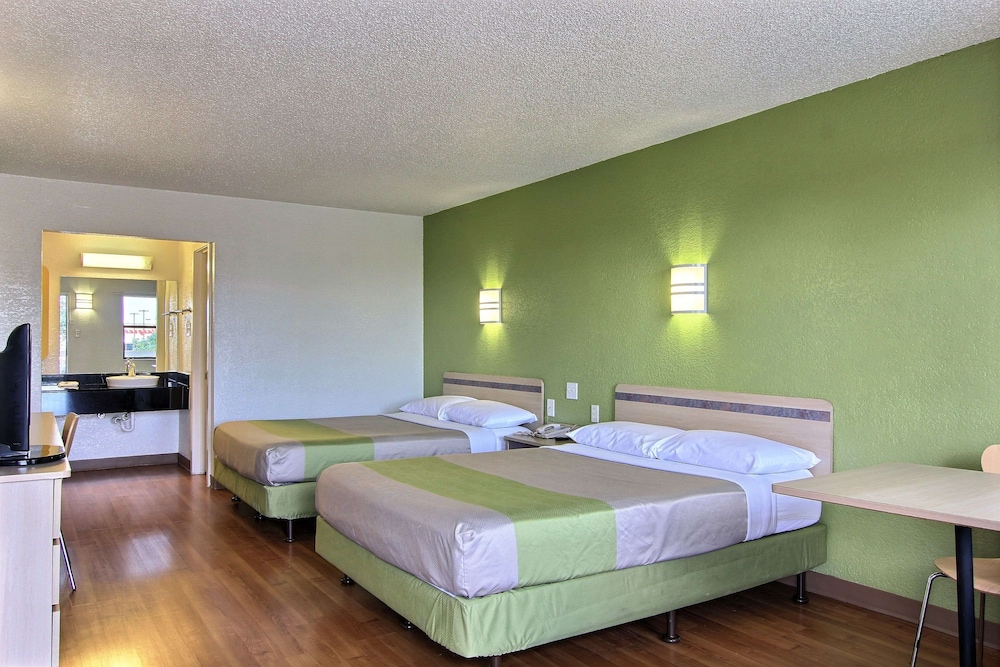 Motel 6 Austin, TX - Central Downtown UT