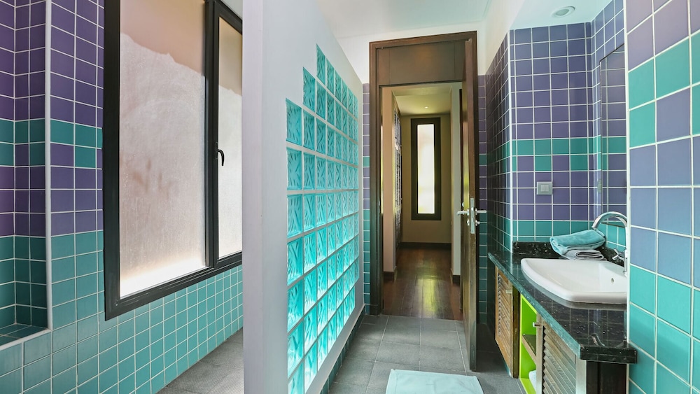 Superb Estate Private Pool, Tennis Court, Sauna, Hammam - by Feelluxuryhlidays view 4