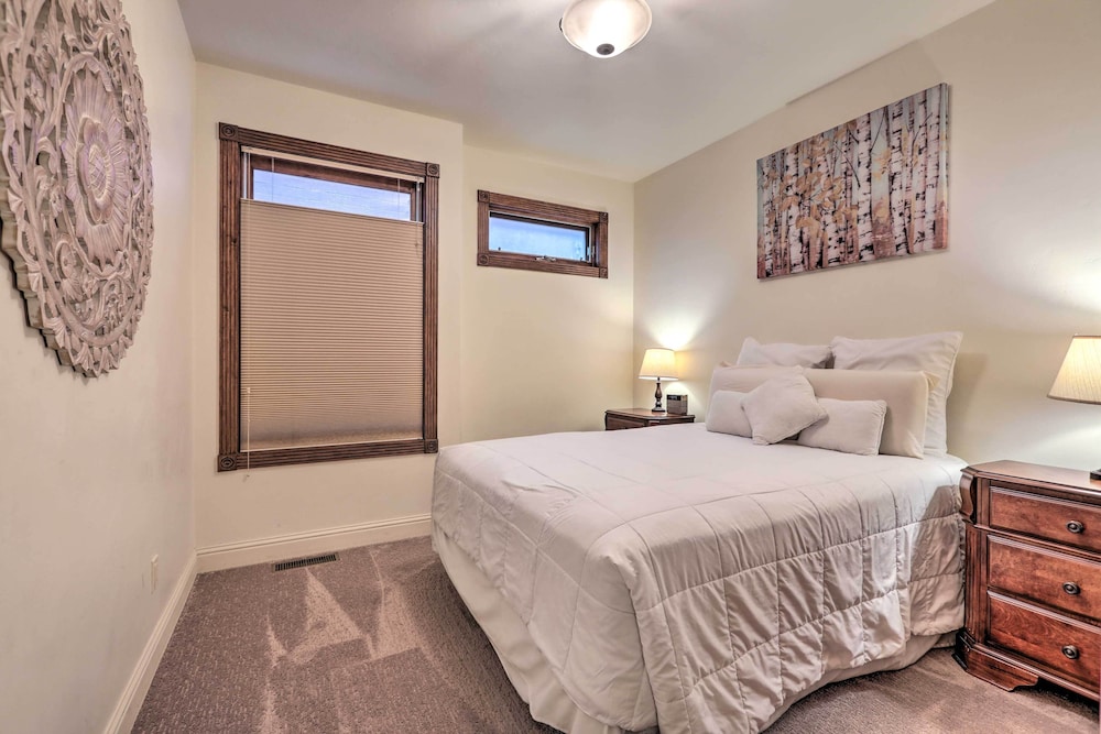 Cozy Central Glenwood Springs Condo w/ 2 Decks! view 4