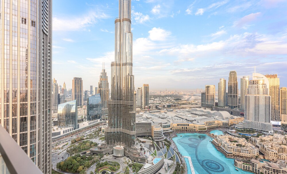 SML Vacation Homes - Sky High Apartments with Burj Khalifa and Dubai Fountain Views @ Grande Signature, Downtown Dubai