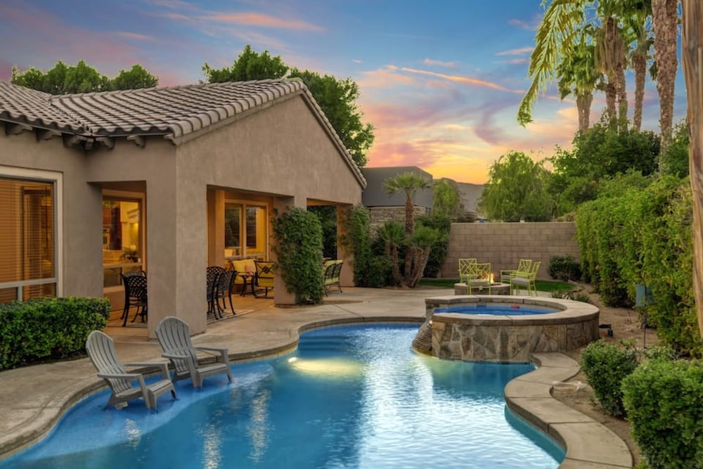 Songbird by Avantstay Pool Spa Firepit Tons of Outdoor Seating