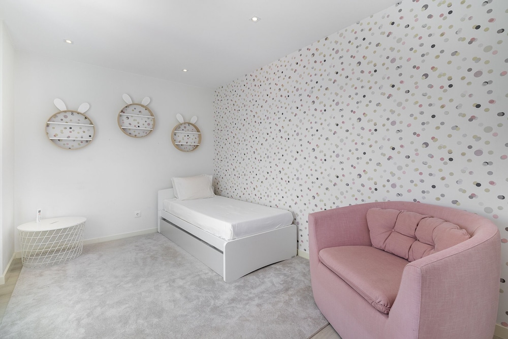 Family Condo: Urban Retreat W/Parking, Ac, Elevator In Great Location