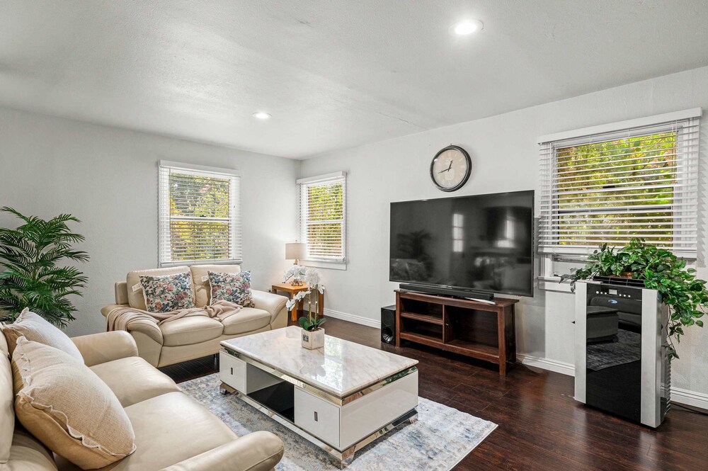 Comfortable Pasadena Retreat With Good Location