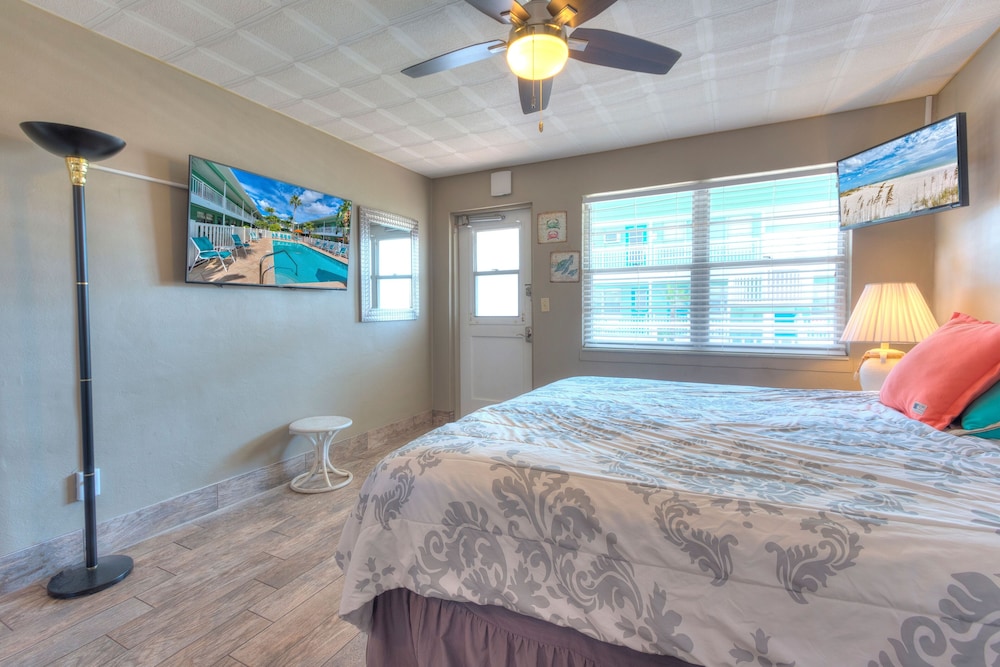 Tropic Terrace #55 - Beachfront Rental Studio Bedroom Condo by RedAwning view 4