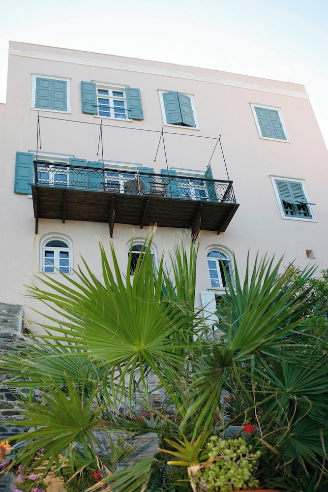 Seaside Neoclassical Property in Vaporia Ermoupoli