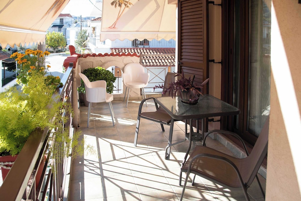 Sunrise Suite Olympiada - Luxury Beachfront Escape