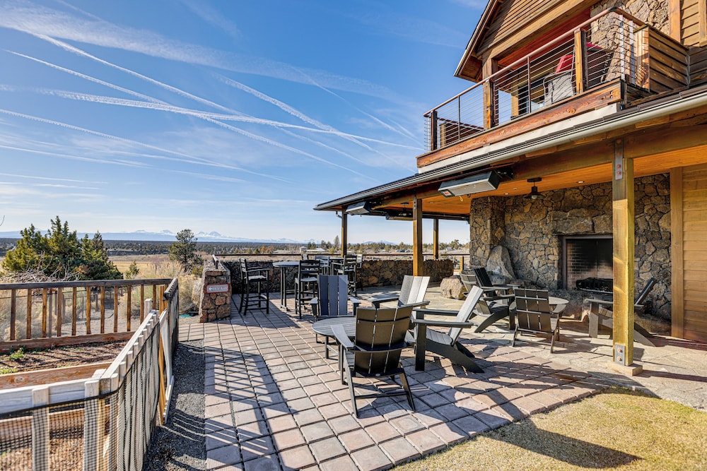 Mountain-view Cabin Near Trails in Powell Butte!