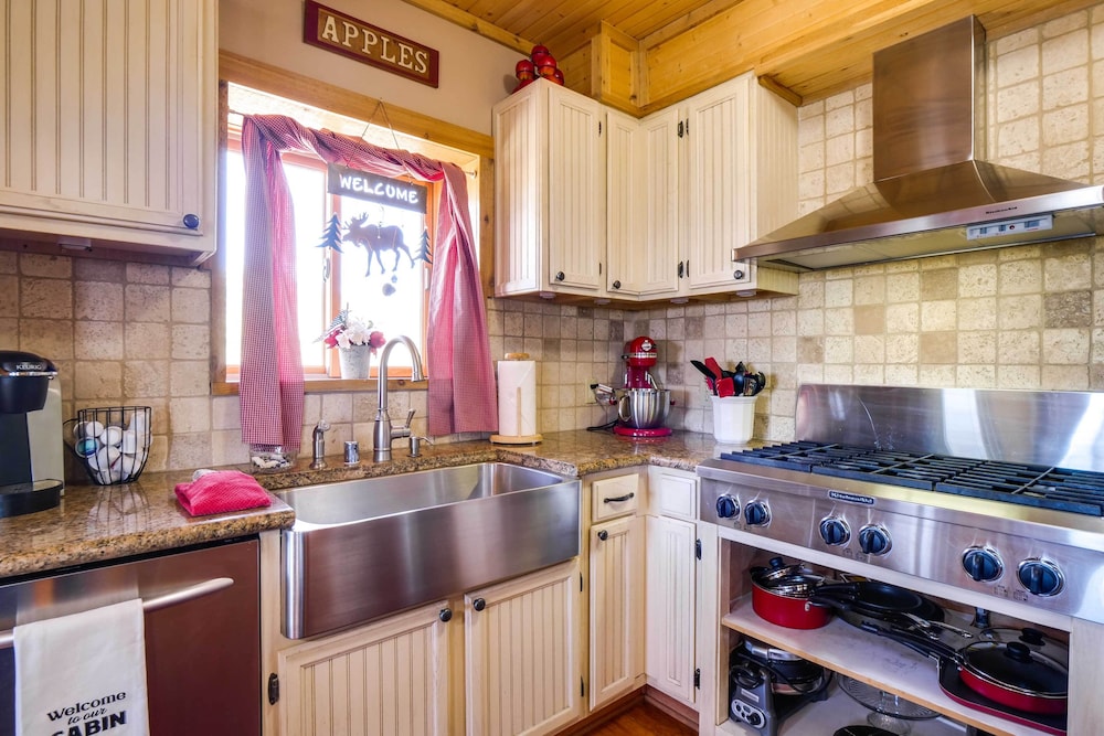 24-0089 Rustic Hartsel Getaway w/ 35-acre Yard view 5