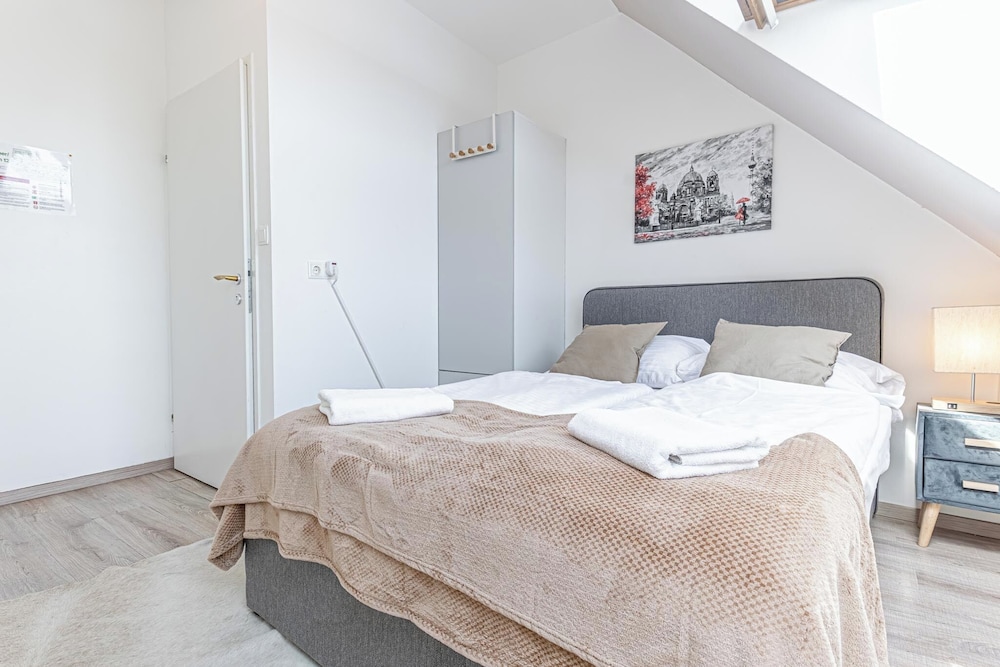 Stunning 12BR Floor For 24 People