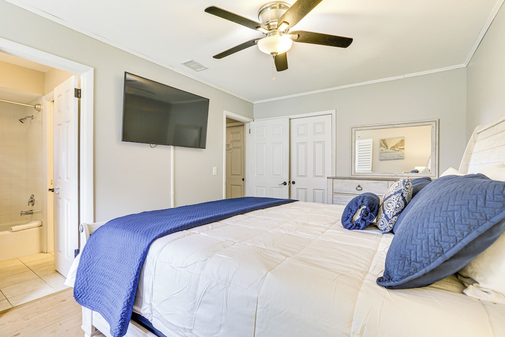 4 Mi to Lakes Park: Family Home in Fort Myers!