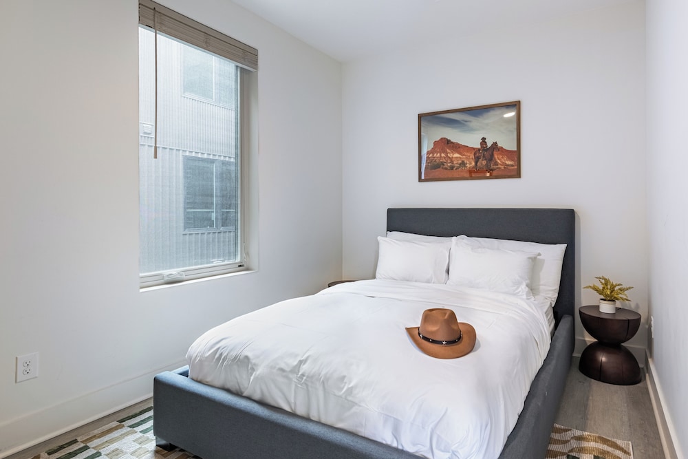 The Outrider by AvantStay Chic Stay Close to Broadway