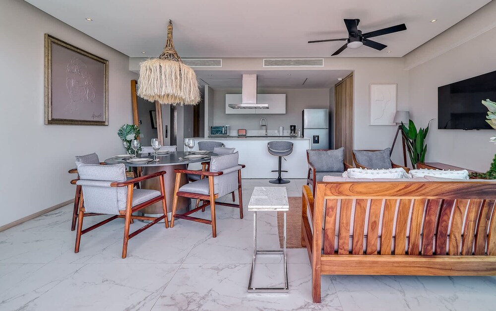 Luxury 3 BR Condo - Beach Access 1 Block Away