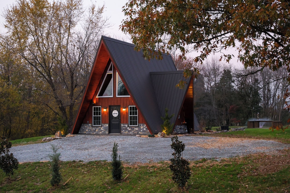 Hot Tub, Fire Pit, Bbq, On-site Pond: Kenton Cabin