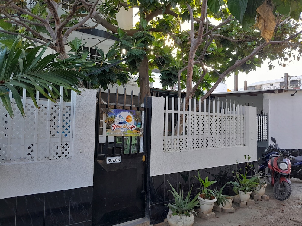 APARTAMENTOS BRISAS DEL MAR