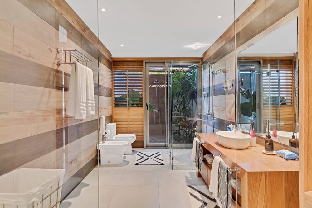 Modern Oasis Stunning Views of Golf Course River