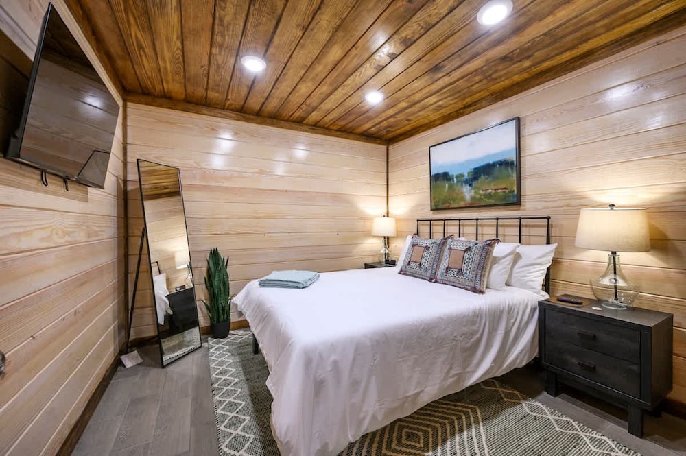 Family-friendly Broken Bow Cabin w spa Game Room