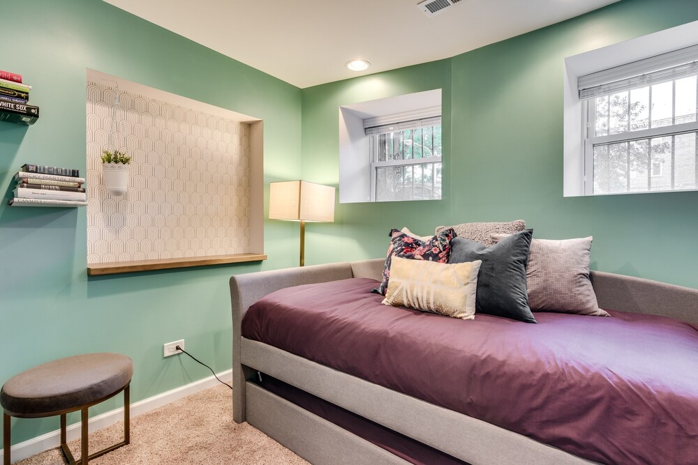 Chicago Vacations - Vibrant Stylish 4 Bed Condo near Humboldt Park by AllSet Turnover - Property Image 22
