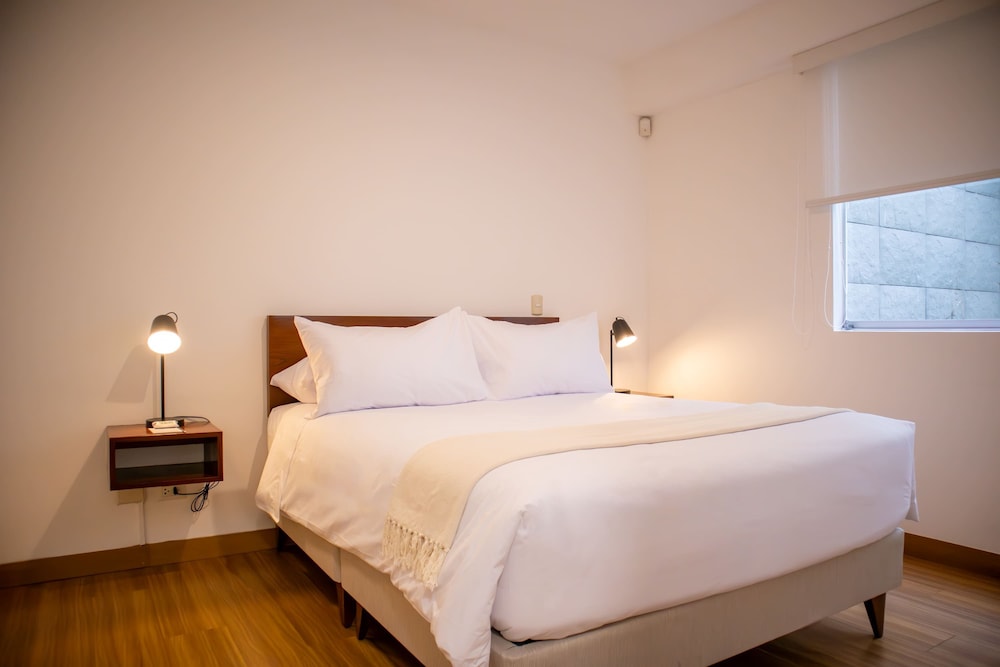 w Striking 1BR in Miraflores