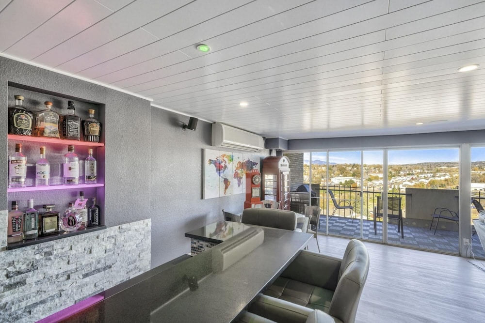 1BD Luxury Condo Cocktail Lounge Beautiful Views