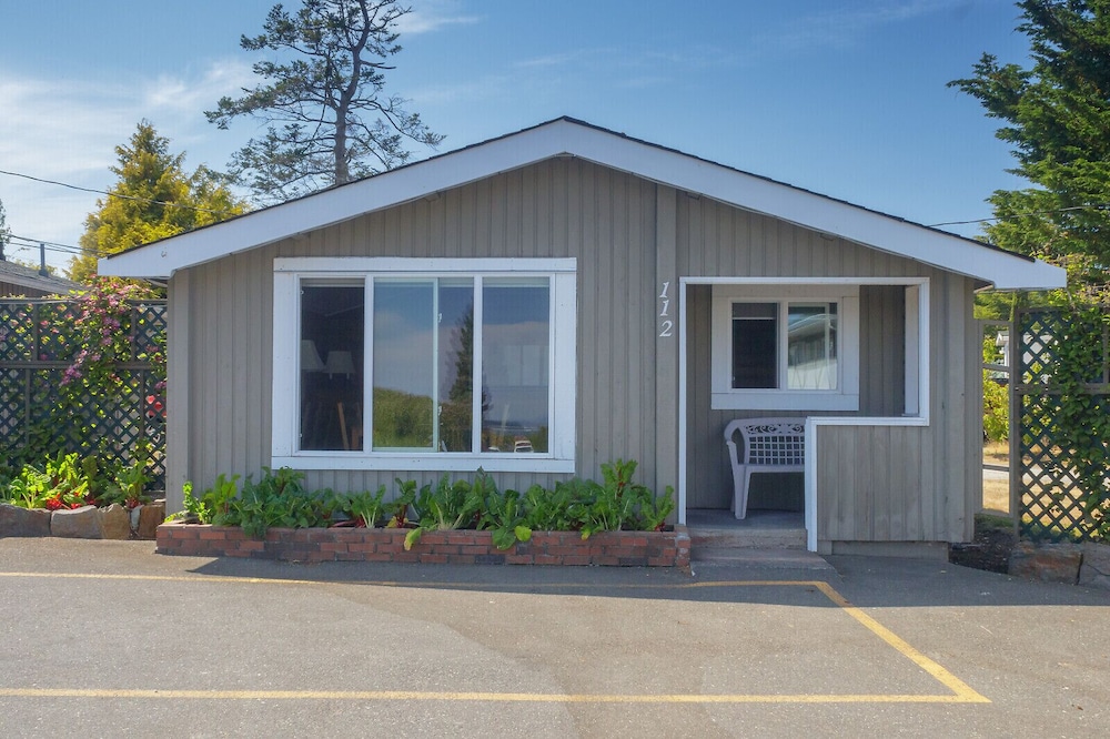 The Cedarwood Inn & Suites
