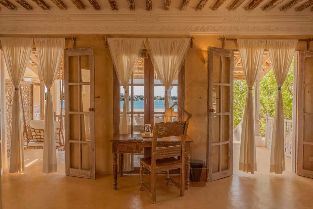Amani House 5 Bedrooms Sleeps 10
