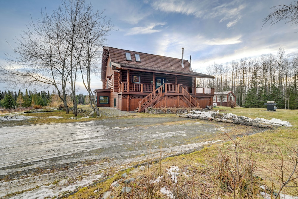 < 1 Mi to Kenai River: Spacious Cabin w/ Deck!