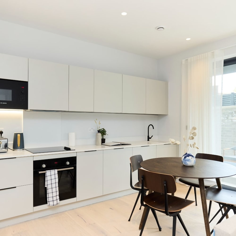 The Brondesbury Quarters - Modern 2bdr Flat With Balcony Parking