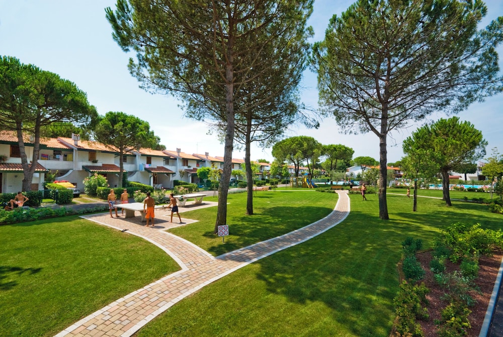 Charming Townhouse With Pool and Garden