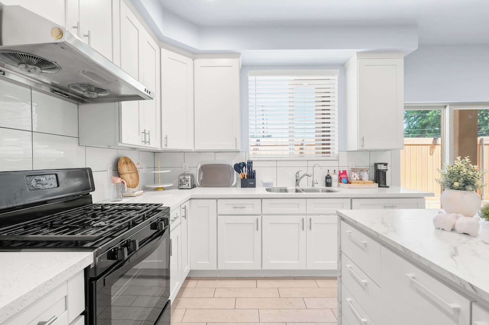 Modern Spacious Home Bright, Family Group Friendly