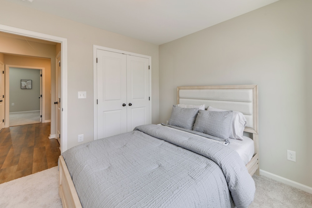 5 Mi to Auburn University: Sleek Townhome w/ Patio