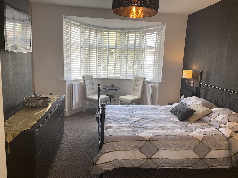 6 Bed-sleeps 12-hot Tub-free Parking-pet Friendly view 4