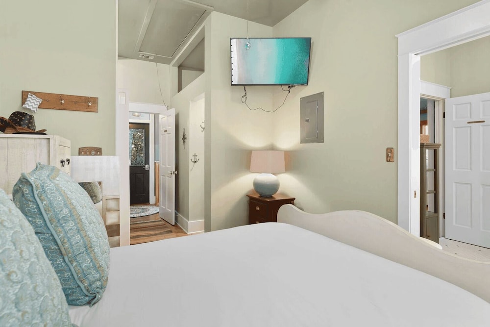 30A Grayt'n Greatful by Avantstay Charming Home+cottage, Walk to Western Lake