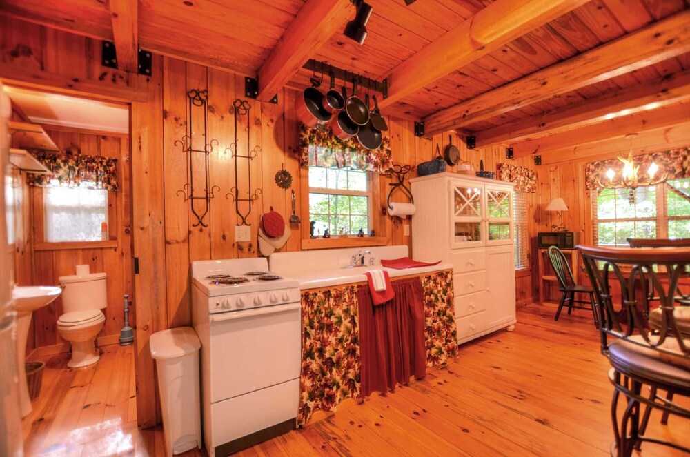 Cute On The Creek 1 Bedroom Cabin by Redawning