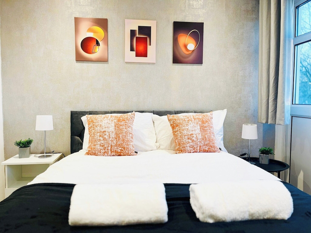 House - Sleeps 10 - Parking - Garden