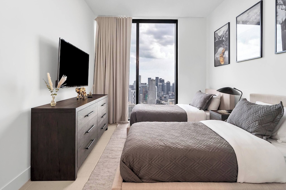3BR Penthouse Direct, Stunning Water Views
