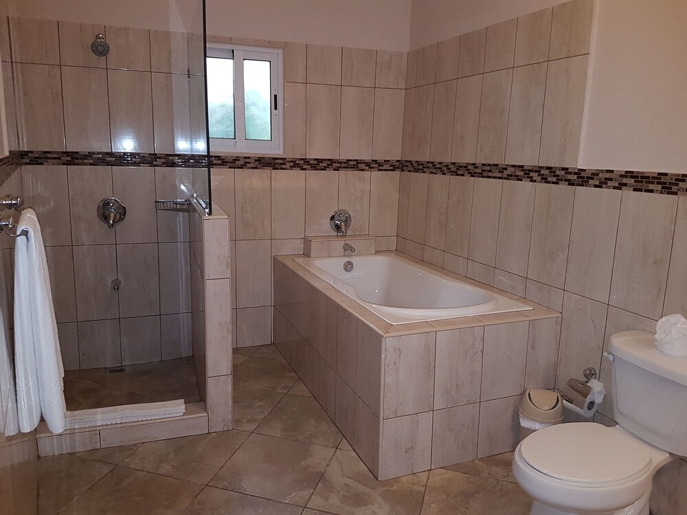 New six bedroom with BBQ and large pool