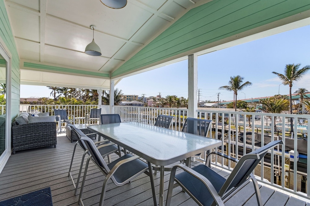 265 Beautiful Canal Front Pool Home 3 Bedroom Home