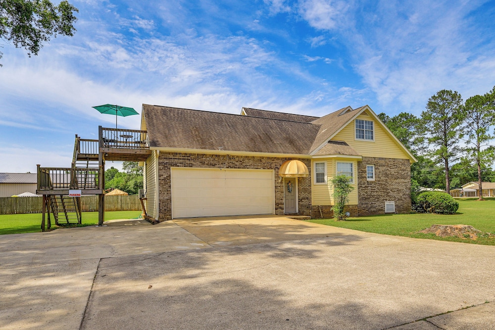 10 Mi to Mobile Bay: Family Apt in Silverhill!