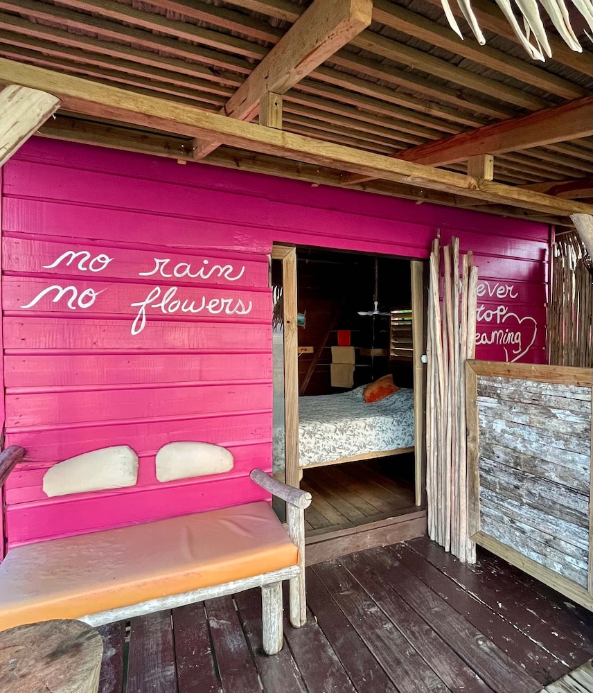 Urraca Monkey Island Eco Resort