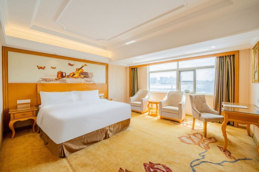 Vienna Hotel Fuyong Exhibition Center