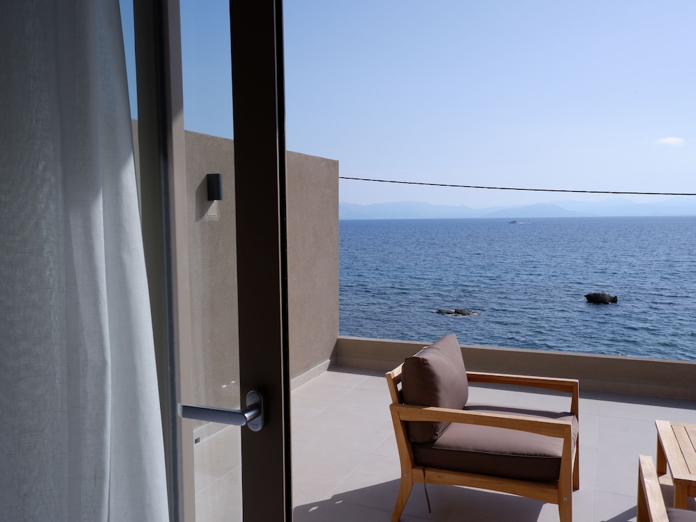 Kaiser Luxury Suites en Corfu — balance & terrace