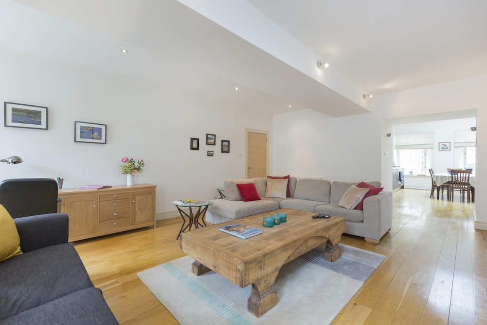 401 Chic and Cosy 2 Bedroom Apartment Just Minutes Away From George Street and Princes Street view 5