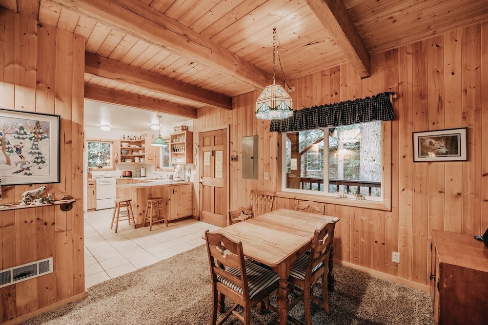32mbr - Bbq - Pets Ok - Wood Stove - Sleeps 7 3 Bedroom Home by RedAwning